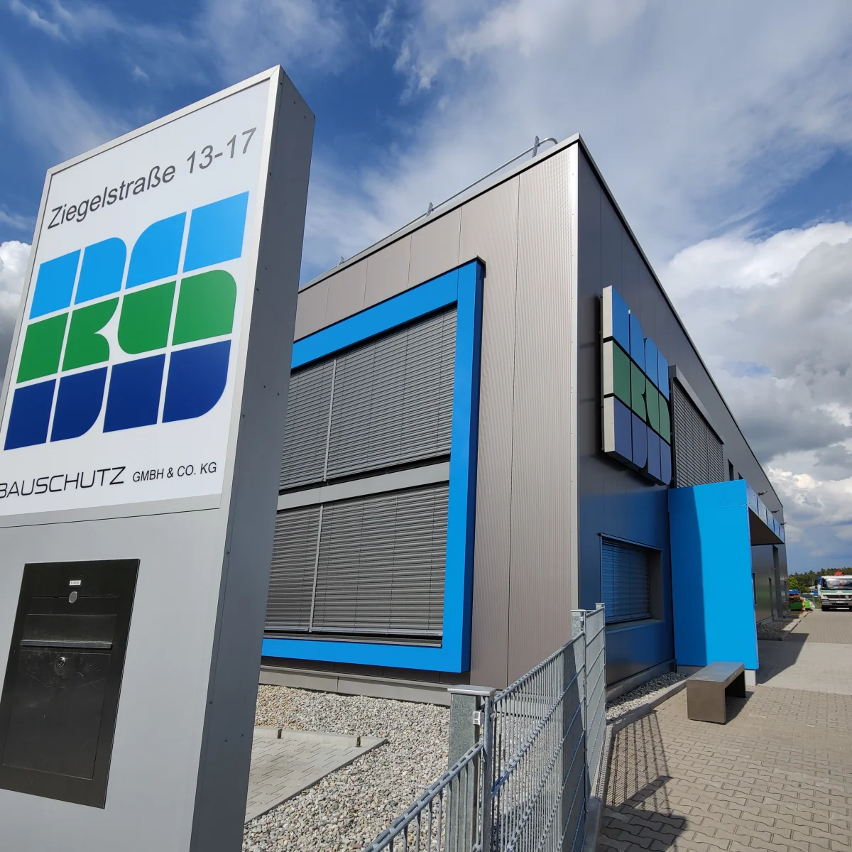 Neubau eines Betriebshofes mit Bürogebäude und Lagerhalle - Bauschutz GmbH & Co. KG