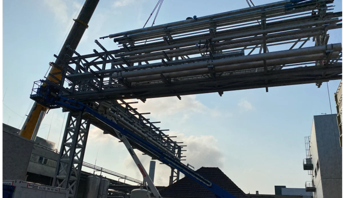 Rohrbrücke innerhalb des Produktionsgeländes - Finzelberg GmbH & Co. KG