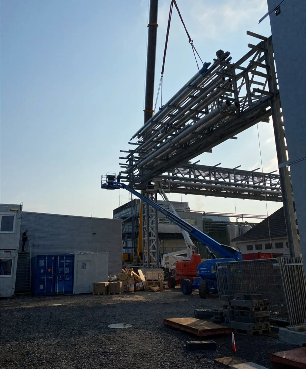 Rohrbrücke innerhalb des Produktionsgeländes - Finzelberg GmbH & Co. KG