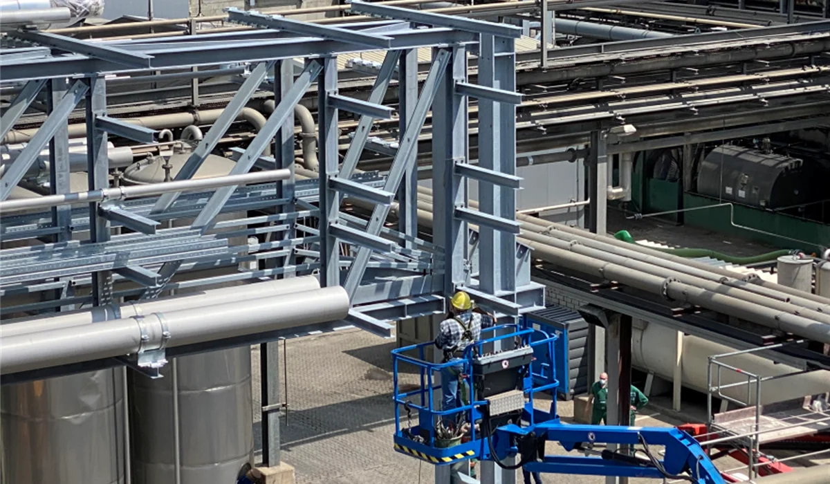 Rohrbrücke innerhalb des Produktionsgeländes - Finzelberg GmbH & Co. KG