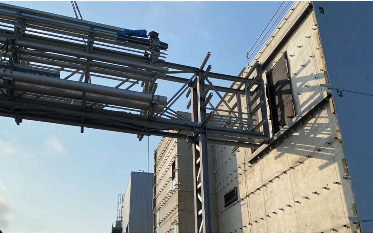 Rohrbrücke innerhalb des Produktionsgeländes - Finzelberg GmbH & Co. KG