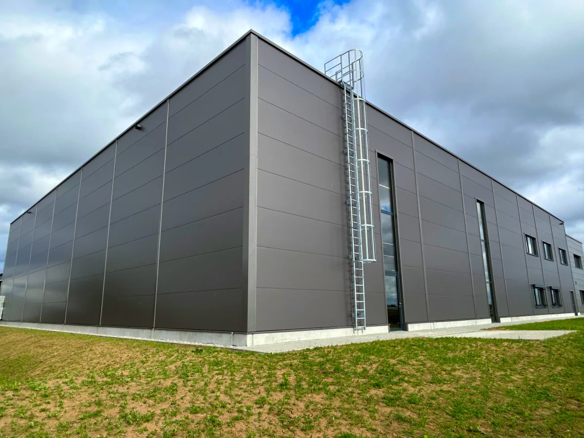 Erweiterung einer Produktionshalle mit Büro- und Sozialflächen - FS Metalltechnik GmbH & Co. KG