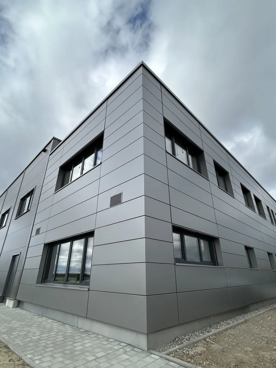 Erweiterung einer Produktionshalle mit Büro- und Sozialflächen - FS Metalltechnik GmbH & Co. KG