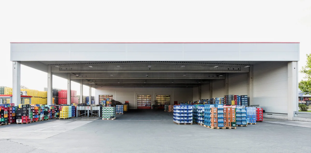 Lagerhalle mit Leergutsortierung - Getränke Ziegler GmbH