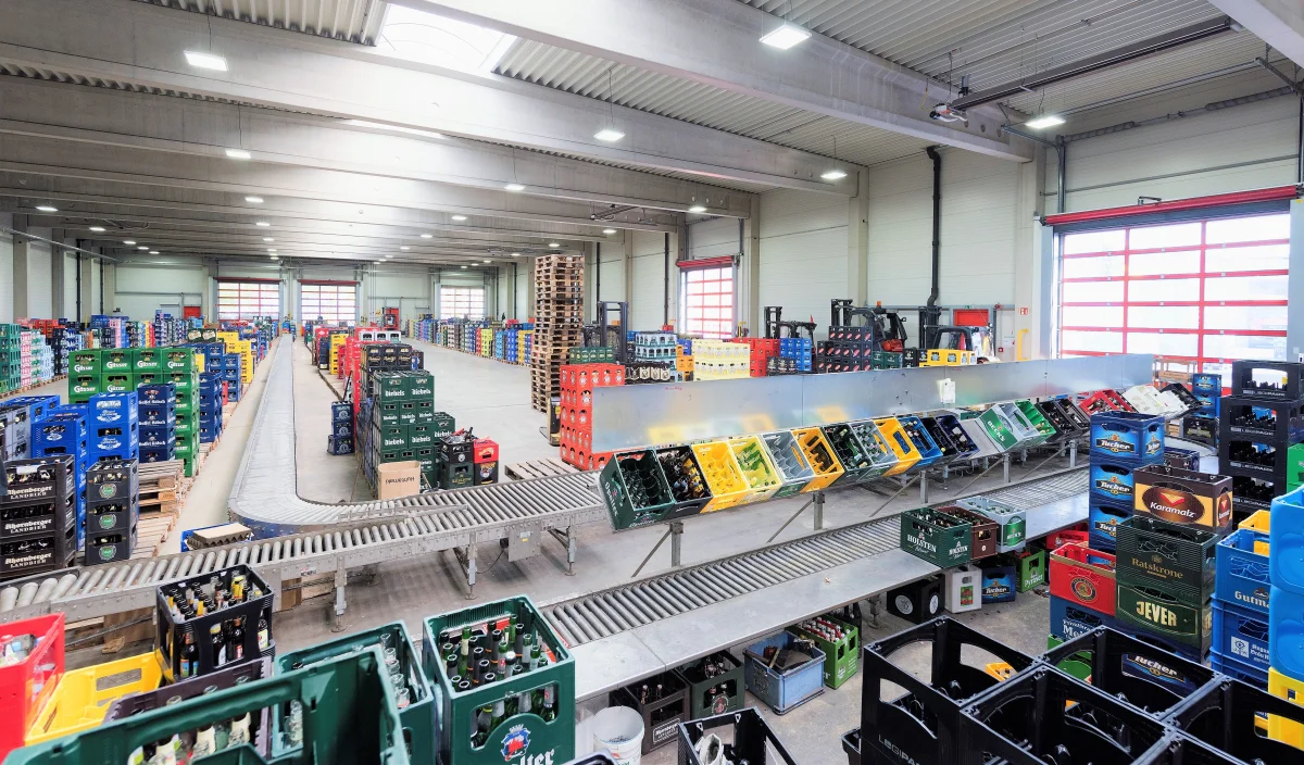 Lagerhalle mit Leergutsortierung - Getränke Ziegler GmbH