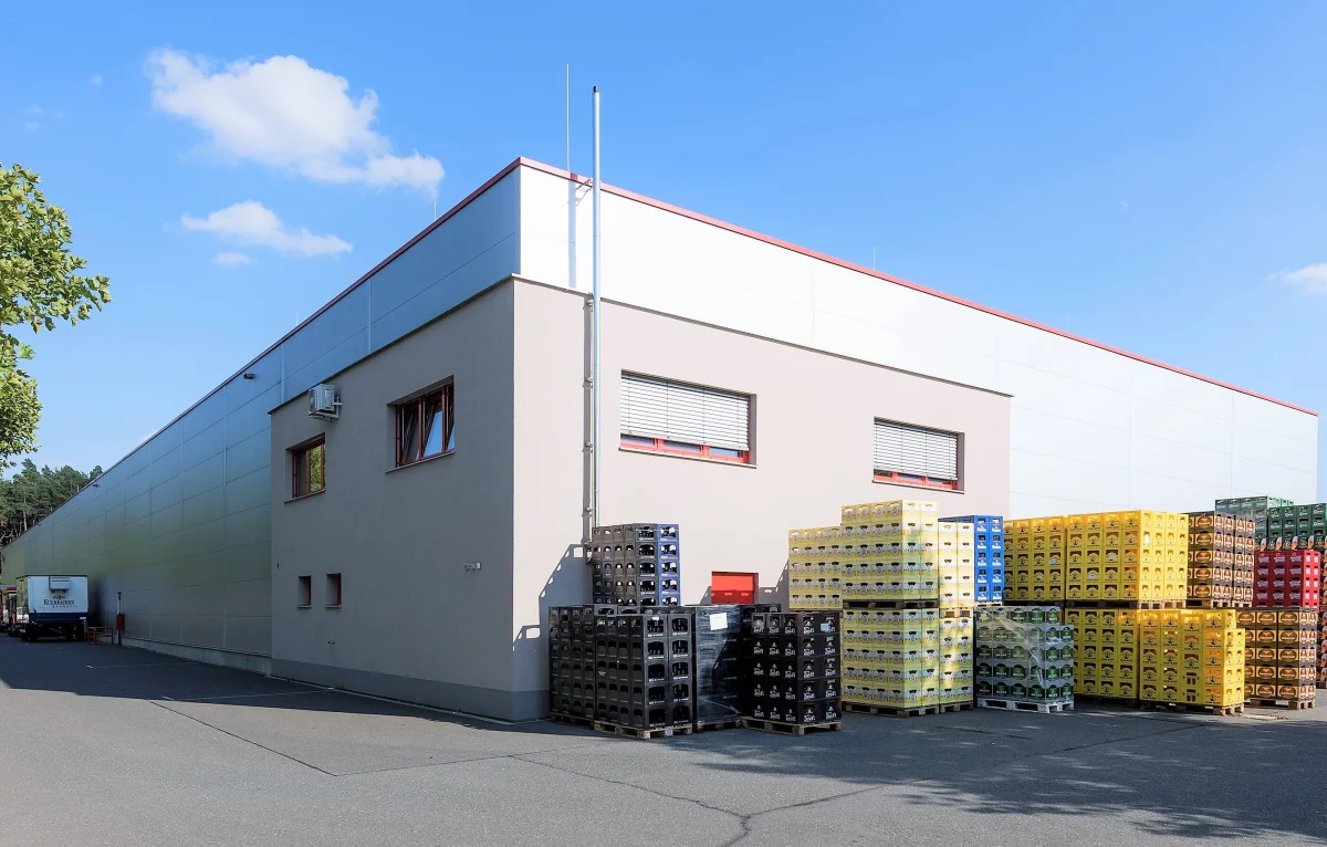 Lagerhalle mit Leergutsortierung - Getränke Ziegler GmbH