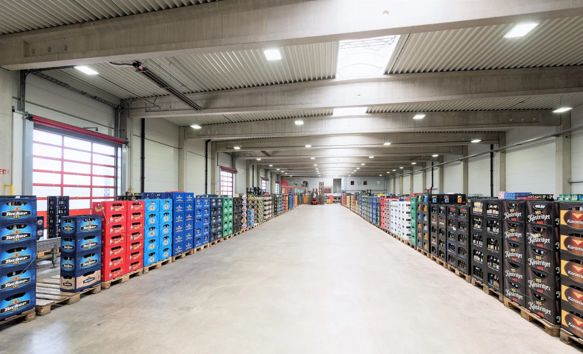 Lagerhalle mit Leergutsortierung - Getränke Ziegler GmbH