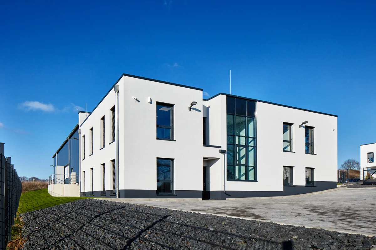 Bürogebäude mit Halle inkl. Außenanlagen - ISI Industrieprodukte GmbH