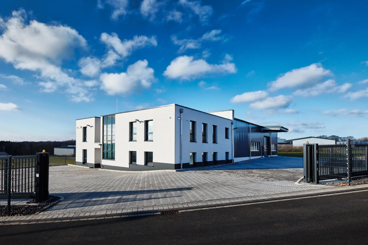 Bürogebäude mit Halle inkl. Außenanlagen - ISI Industrieprodukte GmbH
