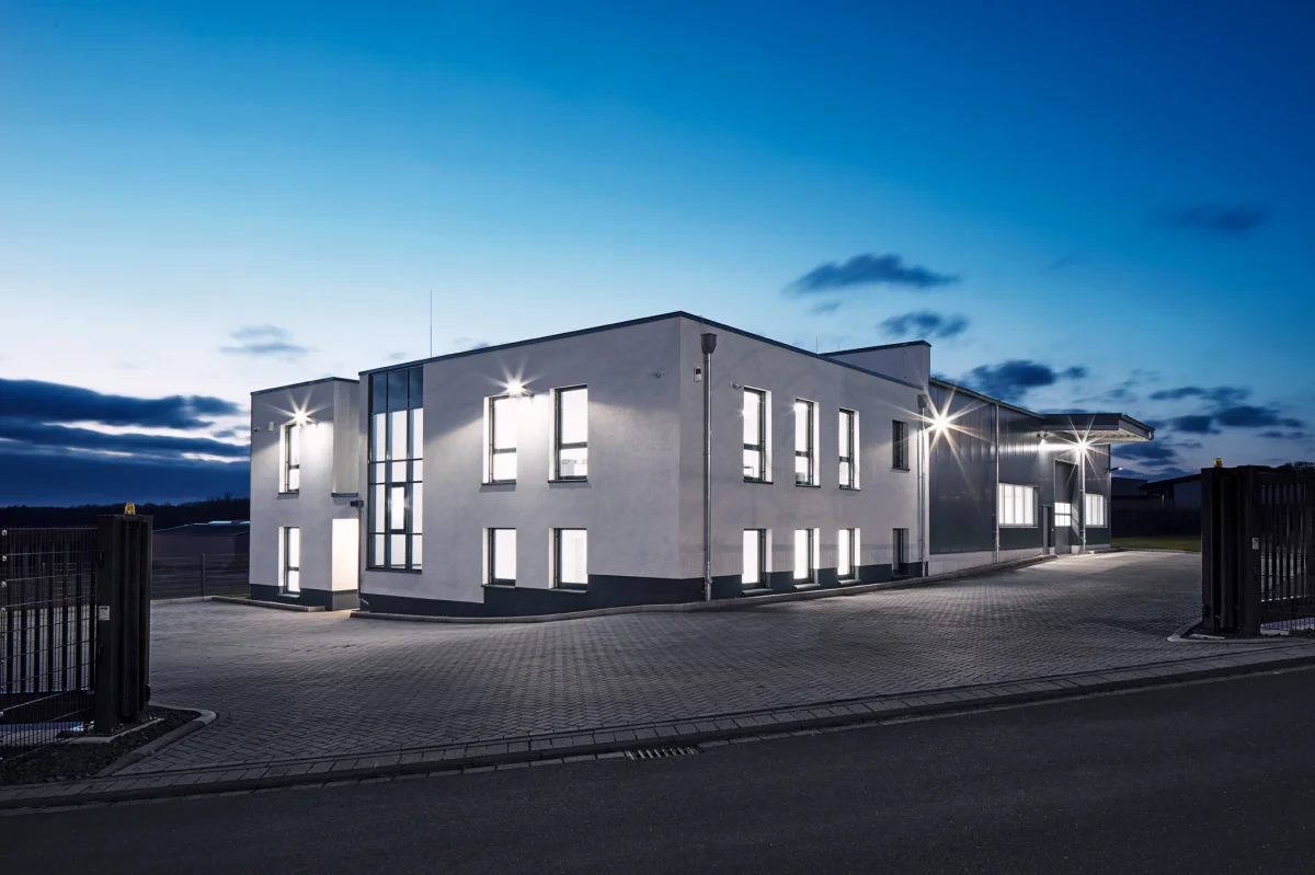 Bürogebäude mit Halle inkl. Außenanlagen - ISI Industrieprodukte GmbH