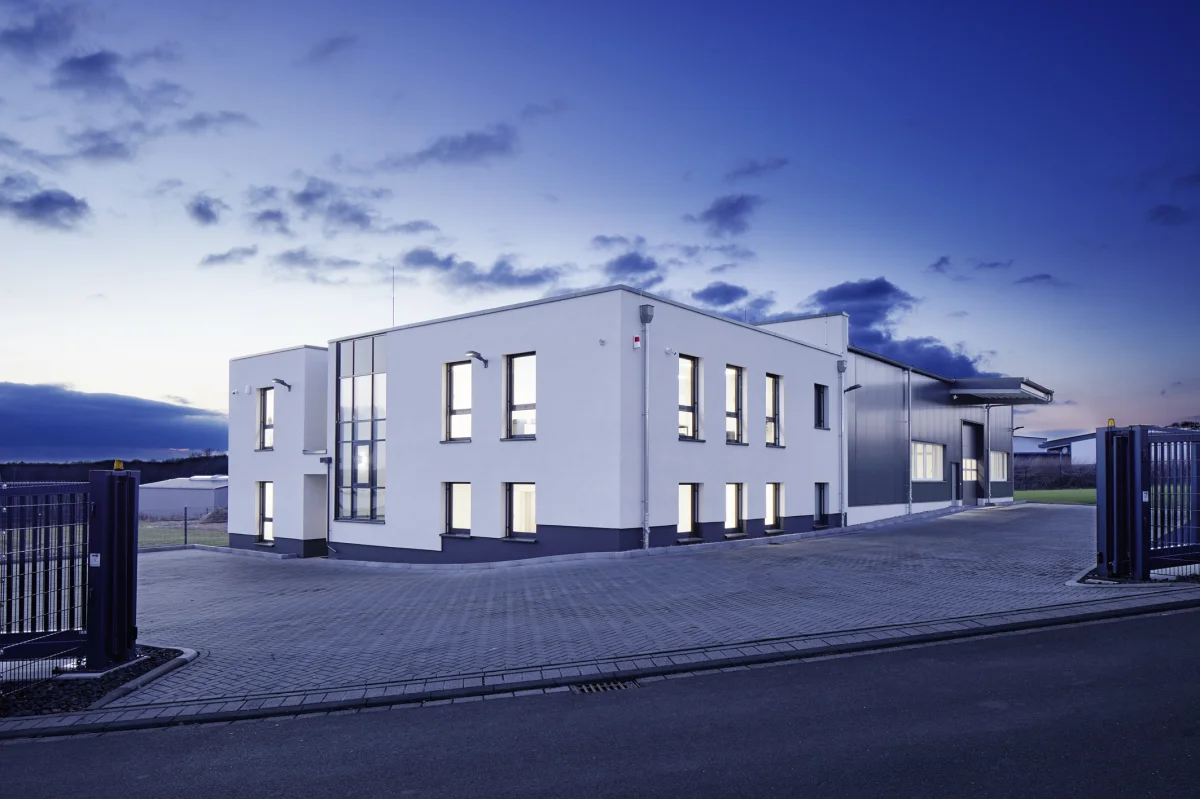 Bürogebäude mit Halle inkl. Außenanlagen - ISI Industrieprodukte GmbH