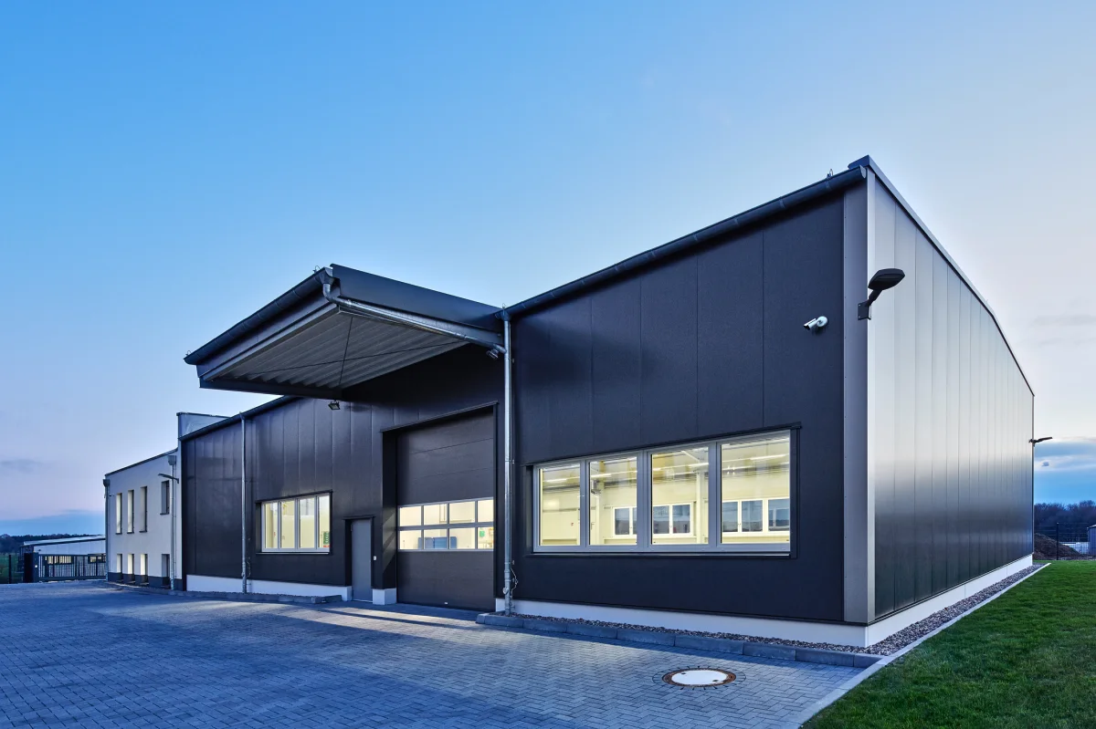 Bürogebäude mit Halle inkl. Außenanlagen - ISI Industrieprodukte GmbH