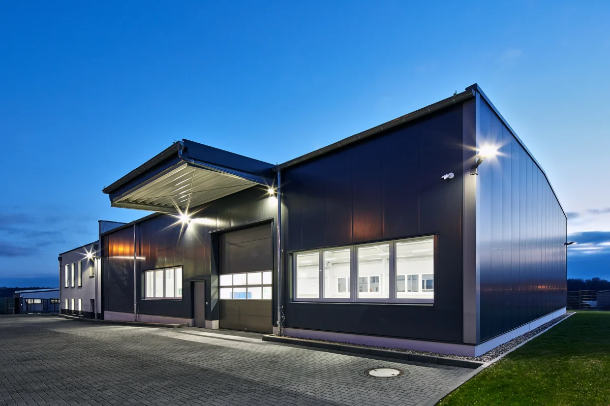 Bürogebäude mit Halle inkl. Außenanlagen - ISI Industrieprodukte GmbH