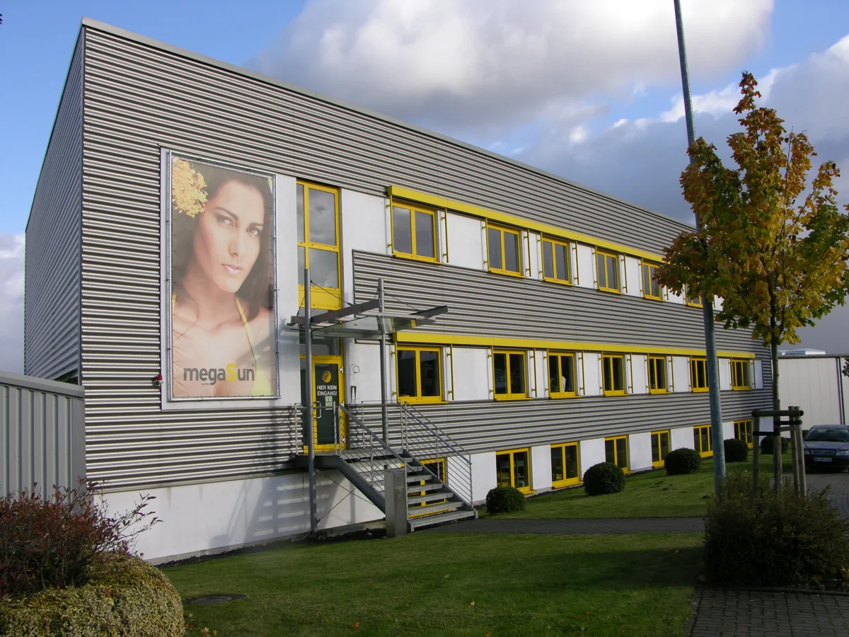 Lagerhalle mit Kleinteilelager - KBL Solarien AG