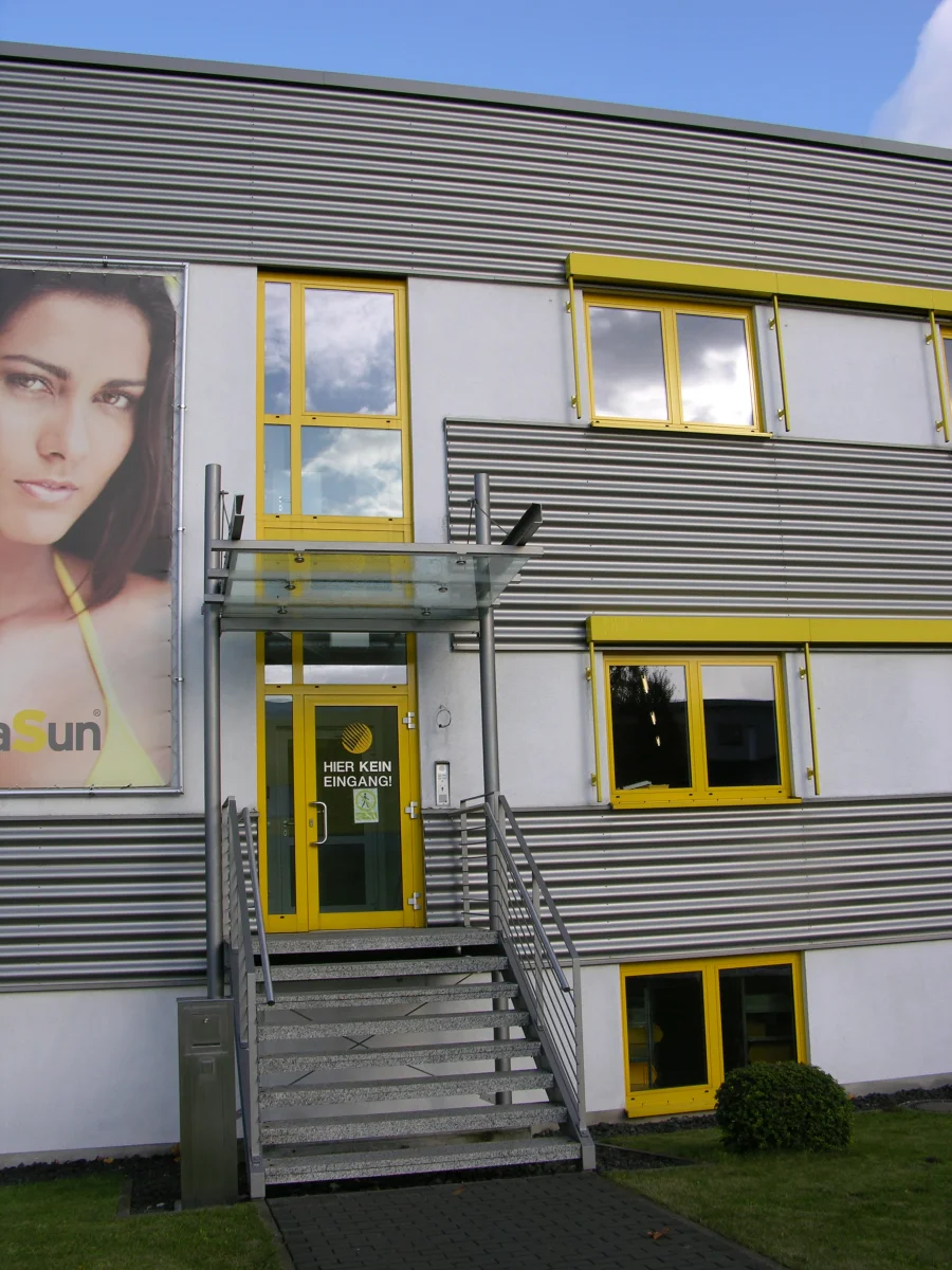 Lagerhalle mit Kleinteilelager - KBL Solarien AG