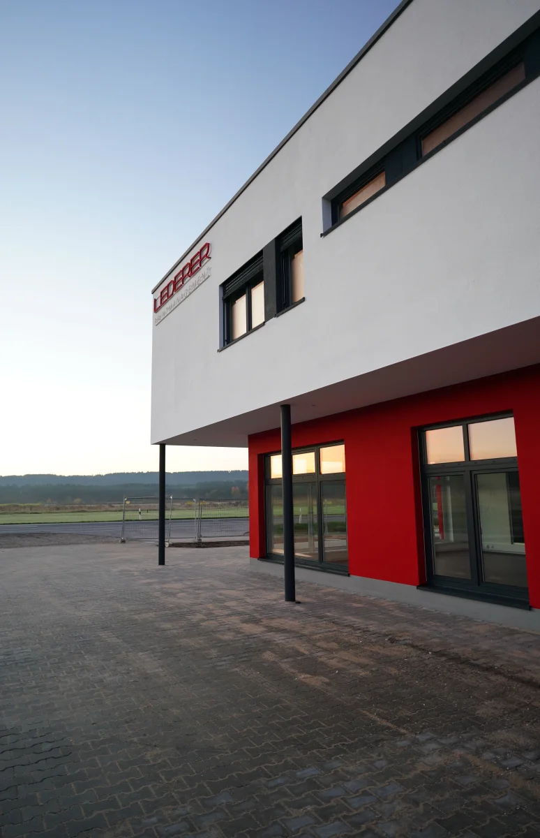 Gewerbebau mit Büro & Lagerhalle - Lederer GmbH