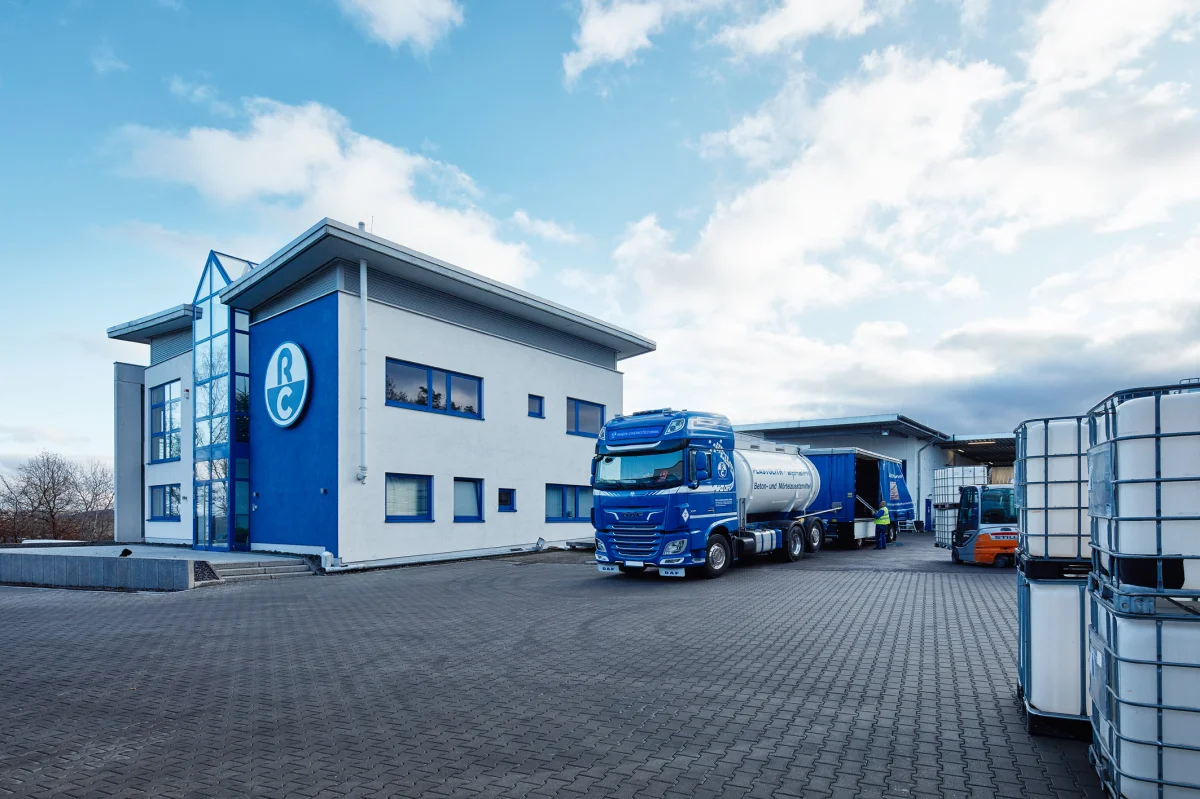 Lagerhalle mit Büro & Gefahrstofflager - Rhein-Chemotechnik GmbH