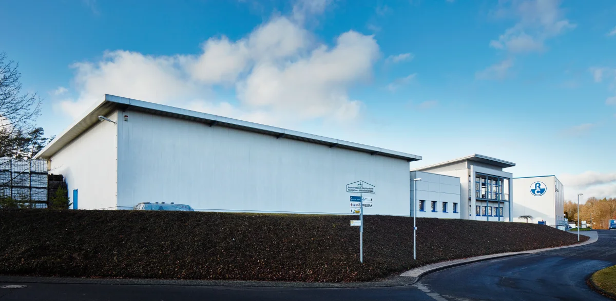 Lagerhalle mit Büro & Gefahrstofflager - Rhein-Chemotechnik GmbH