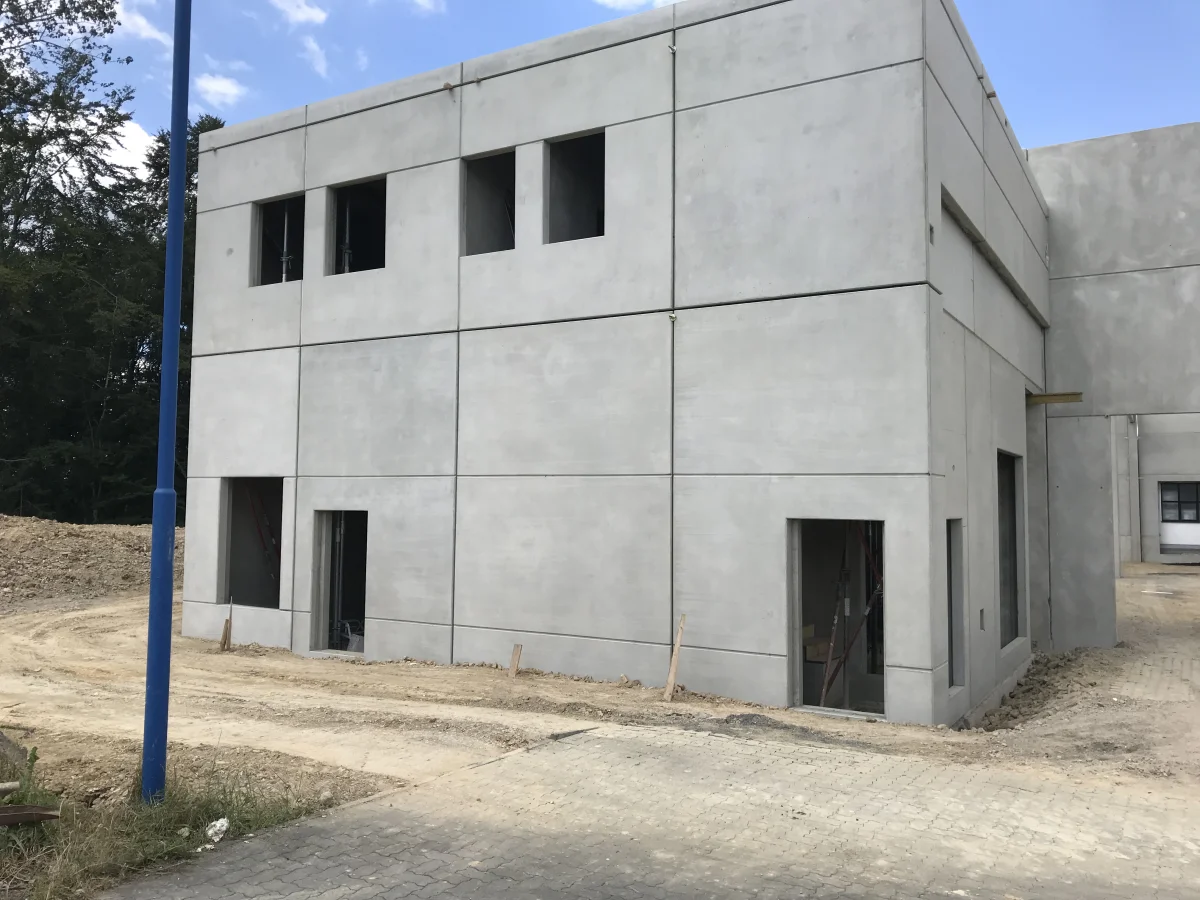 Lagerhalle mit Büro & Gefahrstofflager - Rhein-Chemotechnik GmbH