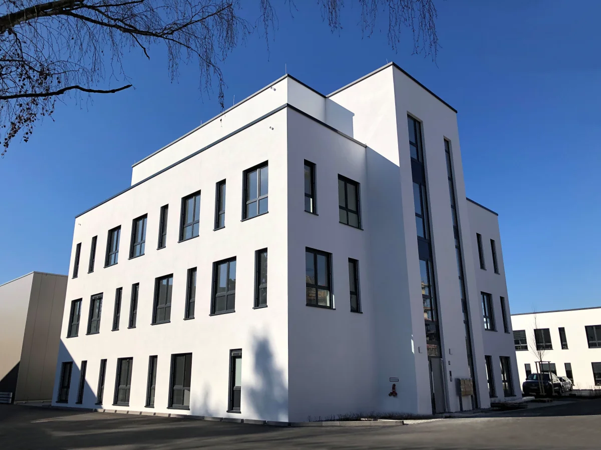 Produktion- und Lagerhalle mit Büro- und Sozialräumen - S+S Holding GmbH