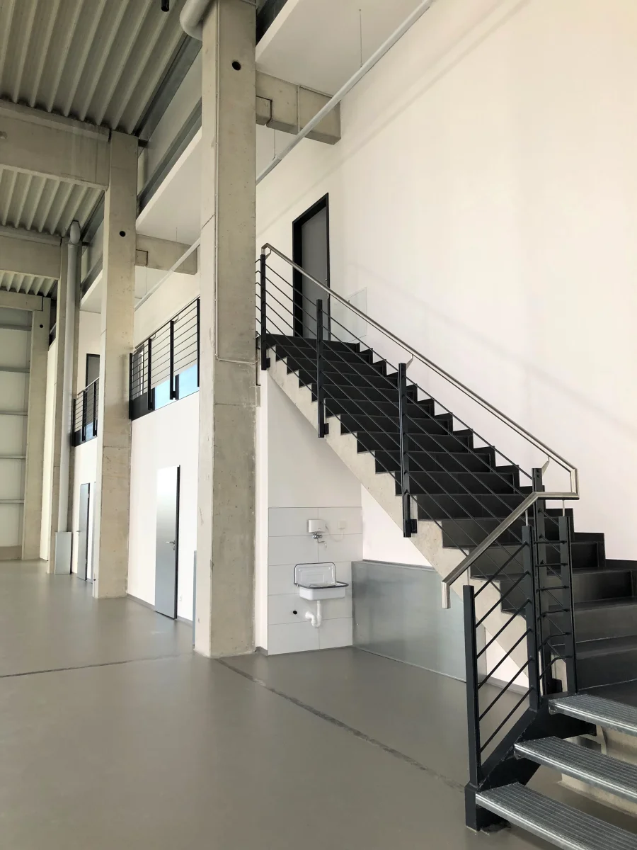 Produktion- und Lagerhalle mit Büro- und Sozialräumen - S+S Holding GmbH
