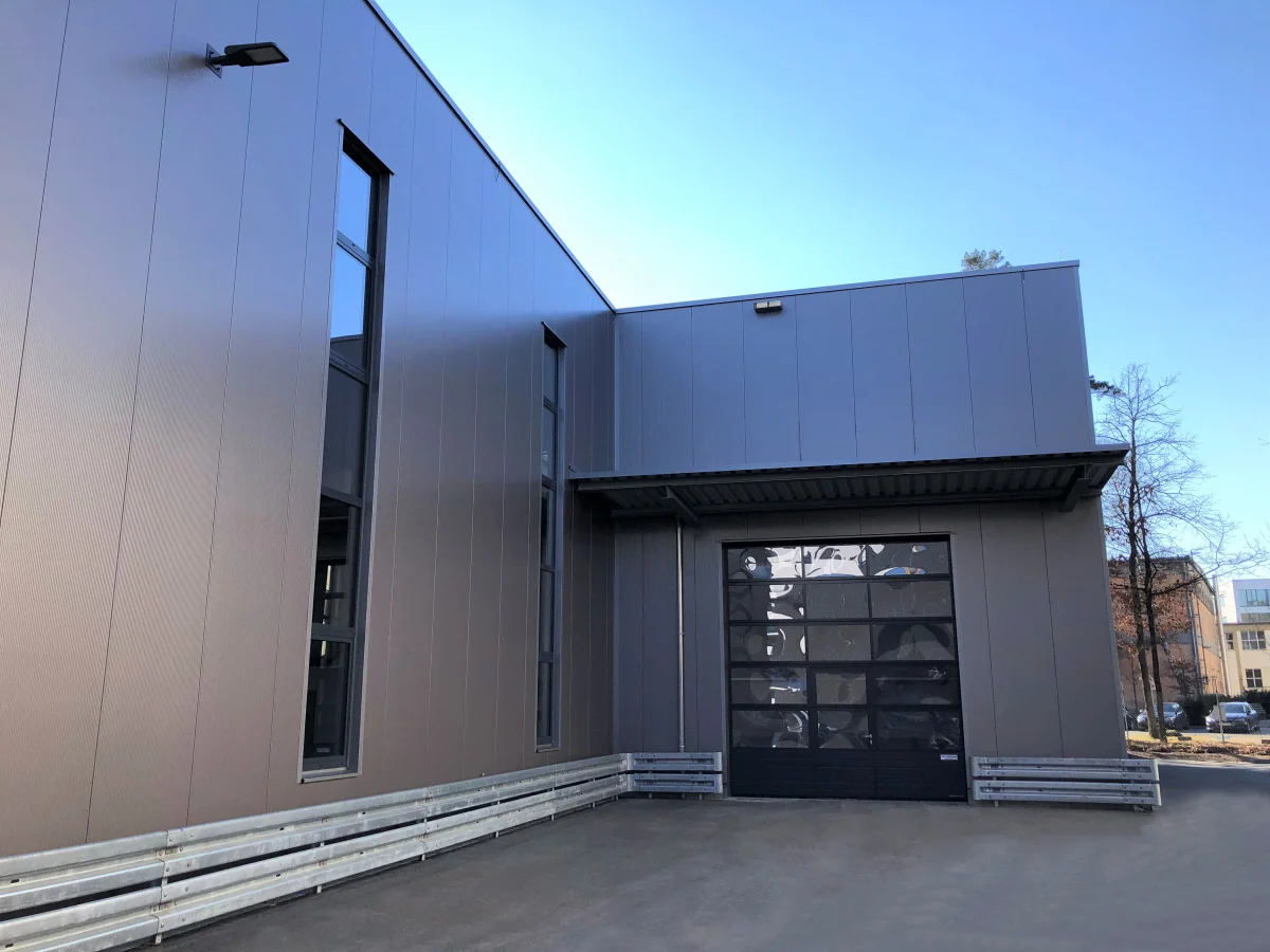 Produktion- und Lagerhalle mit Büro- und Sozialräumen - S+S Holding GmbH