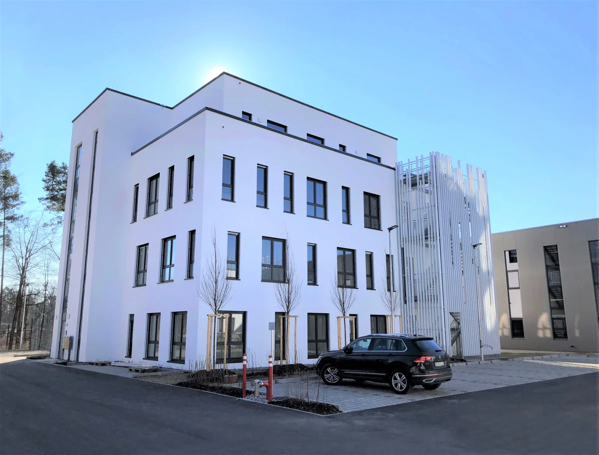 Produktion- und Lagerhalle mit Büro- und Sozialräumen - S+S Holding GmbH