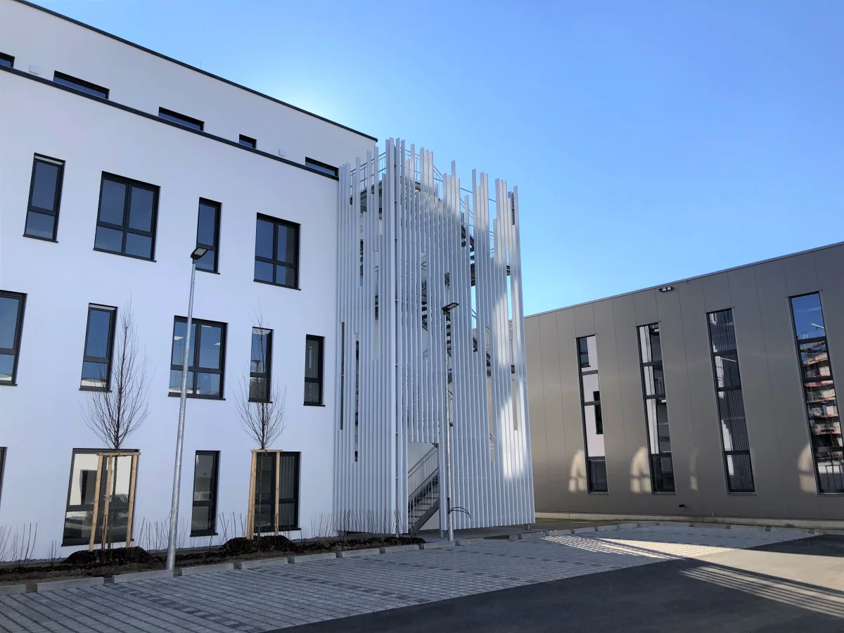 Produktion- und Lagerhalle mit Büro- und Sozialräumen - S+S Holding GmbH