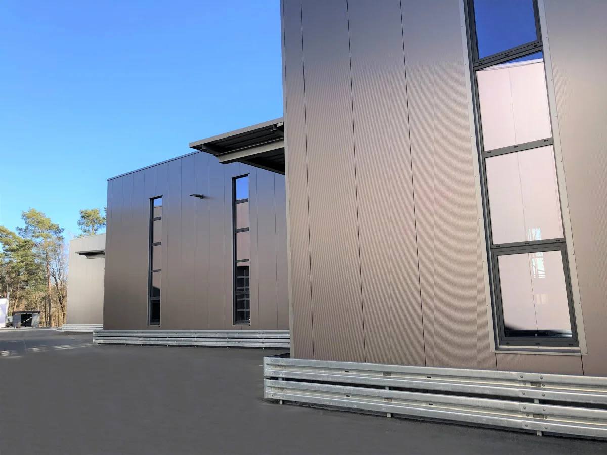 Produktion- und Lagerhalle mit Büro- und Sozialräumen - S+S Holding GmbH