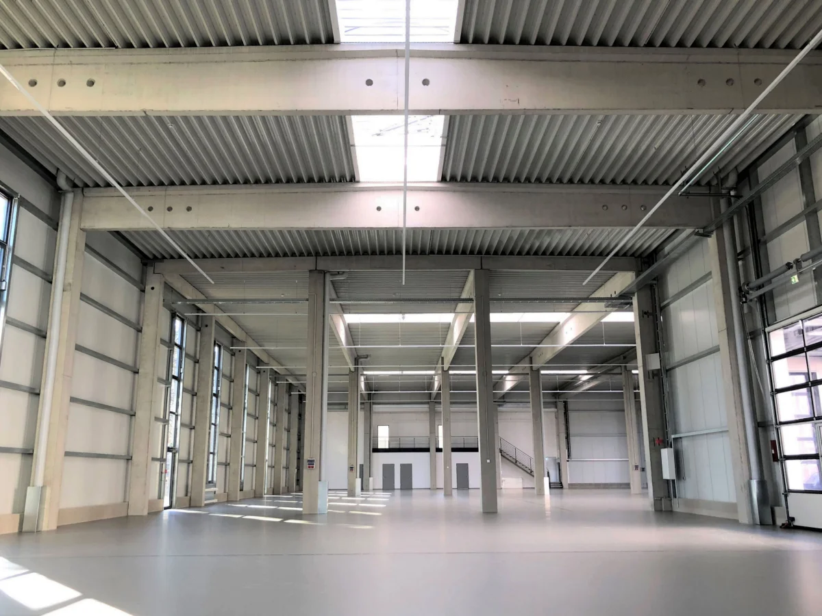 Produktion- und Lagerhalle mit Büro- und Sozialräumen - S+S Holding GmbH
