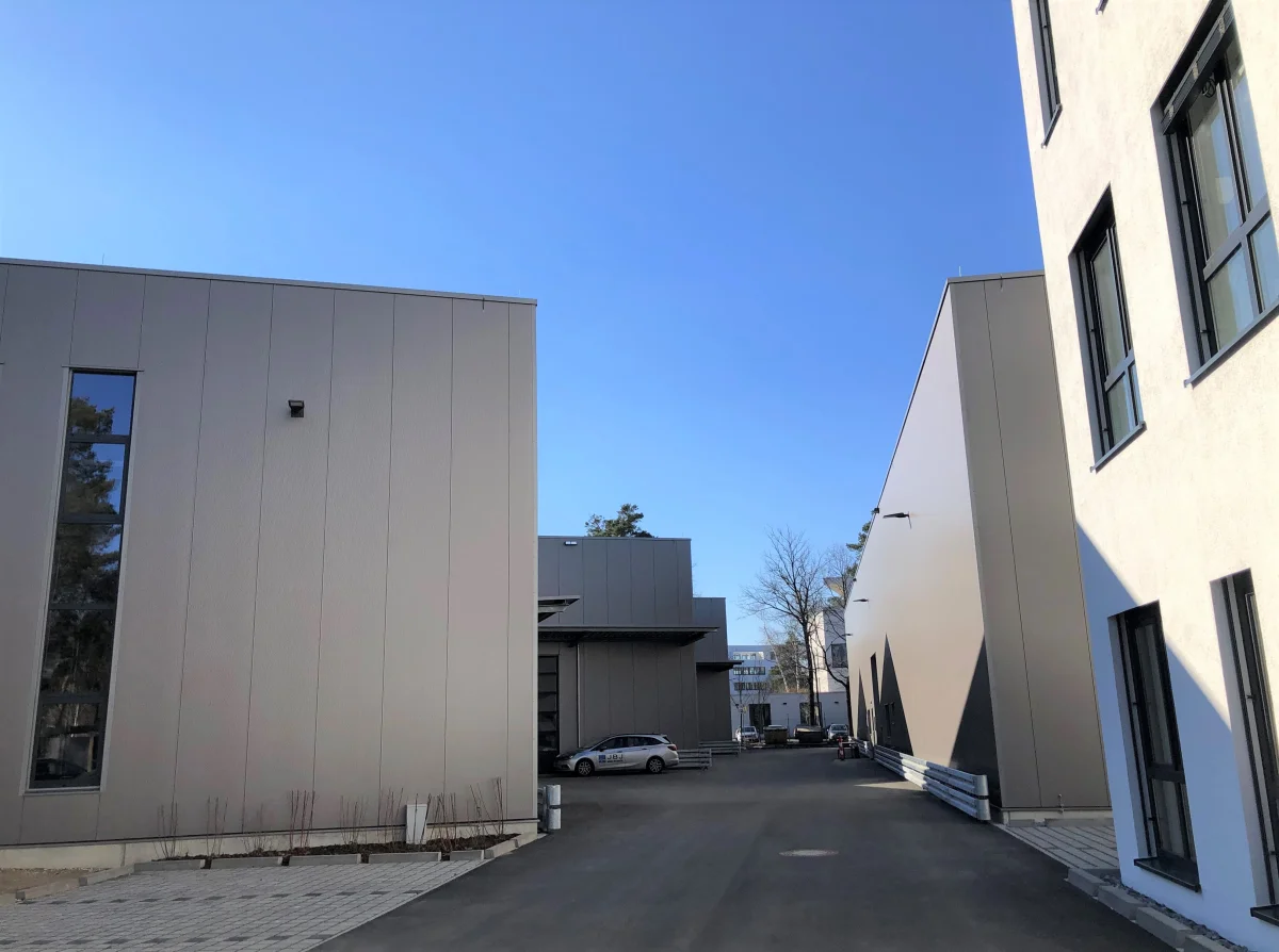 Produktion- und Lagerhalle mit Büro- und Sozialräumen - S+S Holding GmbH
