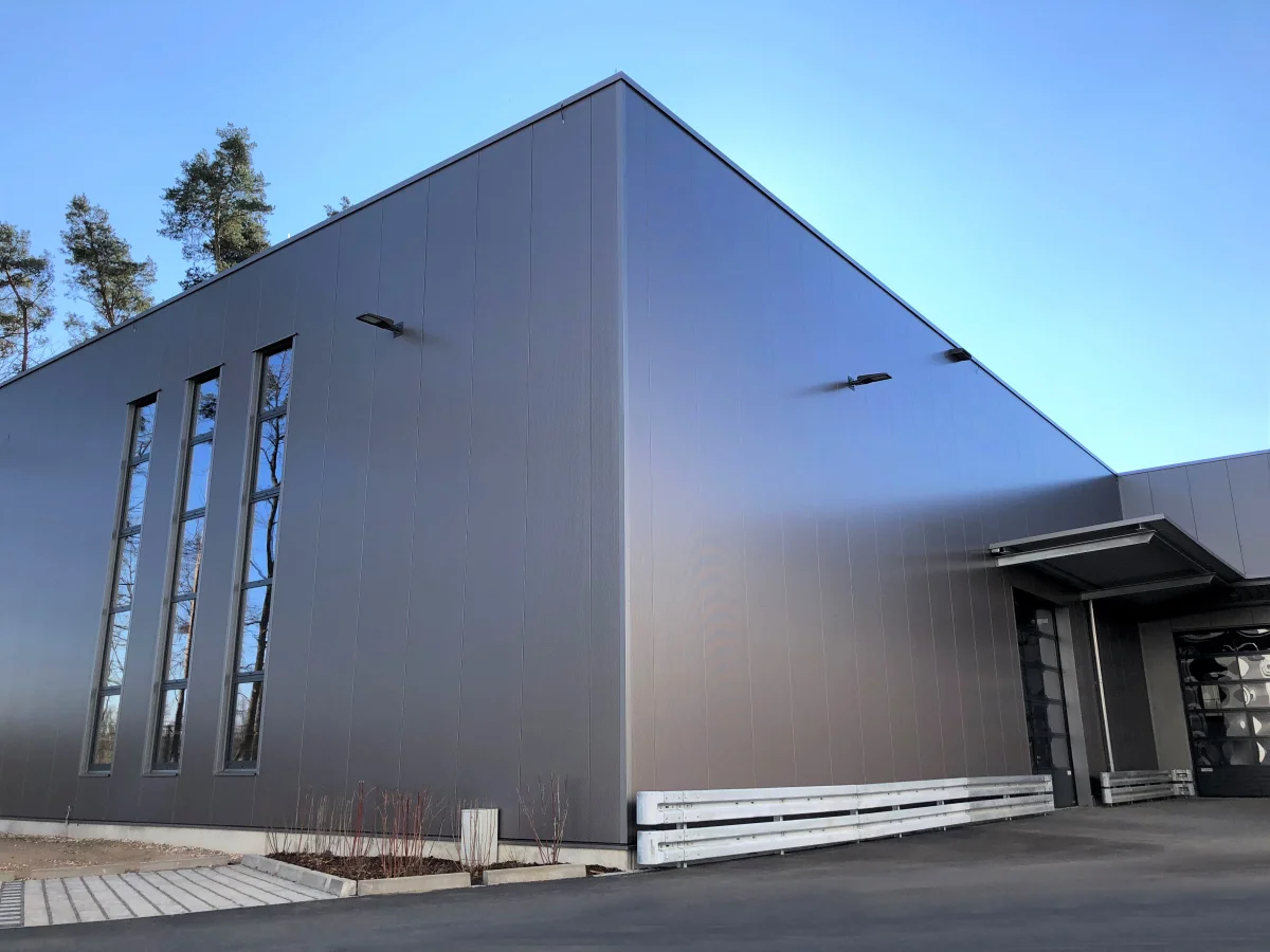 Produktion- und Lagerhalle mit Büro- und Sozialräumen - S+S Holding GmbH
