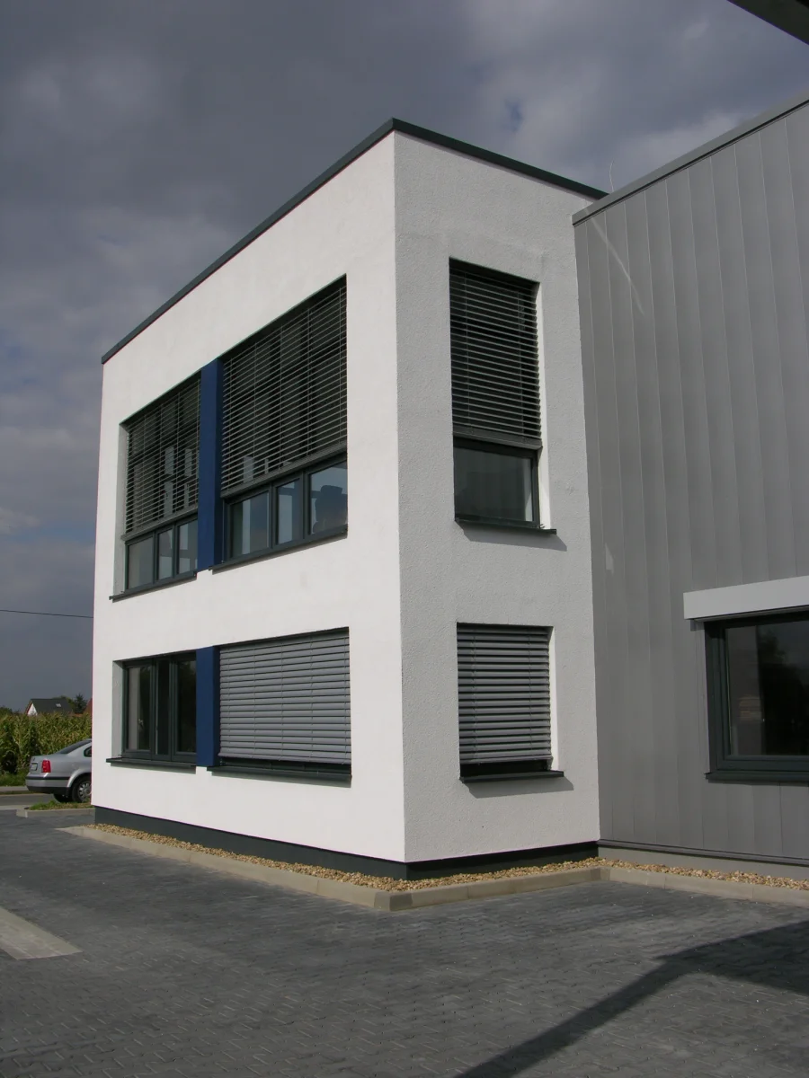 Bürogebäude mit Produktions- & Lagerhalle - Schoeller & Stanzwerk GmbH & Co. KG